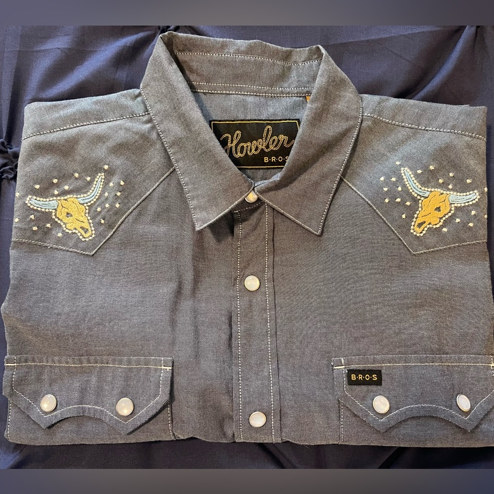 Howler Brothers “Paranormal Desert Skulls” Crosscut Deluxe Snap Shirt. Size L